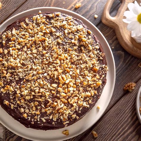 Orechovo-čokoládová torta s malinovým nádychom