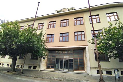 Budova gymnázia na Námestí SNP v Piešťanoch