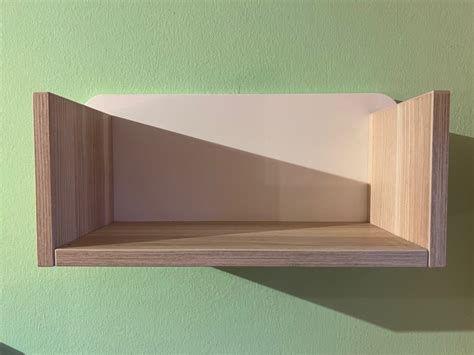 Detail knižného kútika v poličke s miniatúrnymi detailmi
