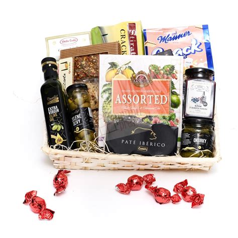 Tematická fotografia darčekového koša s rôznymi produktmi pre mužov (alkohol, káva, pochutiny) na narodeninovom pozadí.