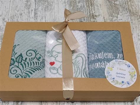 Fotografia detailu pekne zabaleného darčekového koša s mašľou a kartičkou s venovaním.