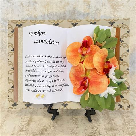 Vizualizácia prvých 10 rokov manželstva s ikonickými materiálmi: papier, bavlna, koža, kvety, drevo, železo/cukor, vlna/meď, bronz, hlina, cín.