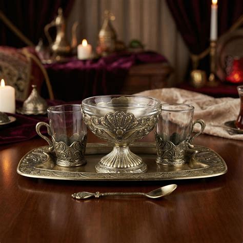 ilustrácia rôznych ananásových koláčov na tácke