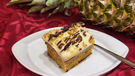 ananásový koláč s krémom a čokoládou