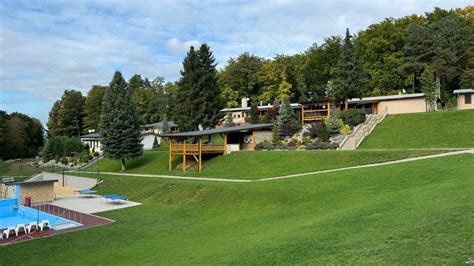 Letecký pohľad alebo panoramatická fotografia areálu Oliwa Resort v lesnom prostredí