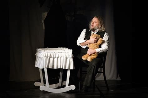 Divadelná scéna z opery Lohengrin s Elsou a Lohengrinom