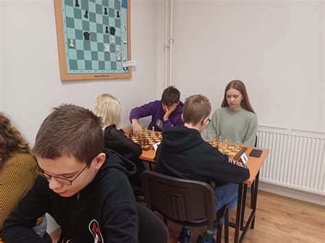 Fotografia: skupina študentiek v internátnej izbe, diskusia
