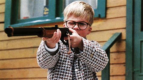Ralphie Parker obdivuje pušku Red Ryder v obchode