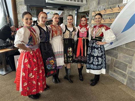 Ilustrácia: Ľudia v tradičných fašiangových maskách a krojoch