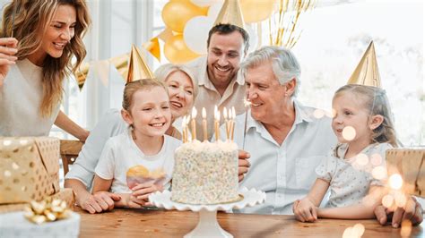 rodinná oslava, usmievajúci sa otec v centre pozornosti s rodinou