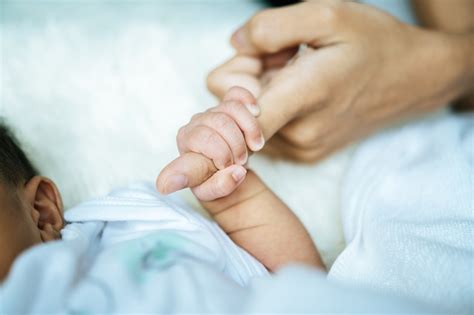 Tematické foto: Ruka bábätka drží prst rodiča