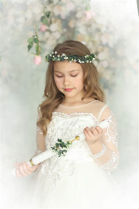 Koláž doplnkov k šatám na prvé sväté prijímanie (bolerko, rukavičky, venček)