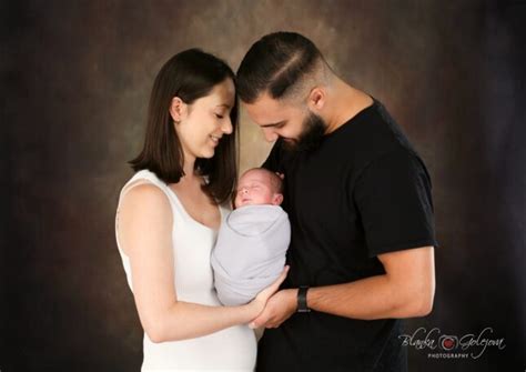 Rodinná fotografia bábätka vo vianočnom body s rodičmi