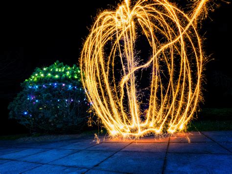 ilustrácia detí oslavujúcich Silvester s prskavkami a smiechom