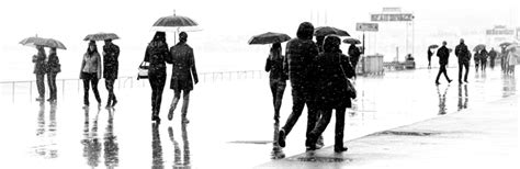 ilustrácia davu čakajúceho pred zimným štadiónom vo Zvolene v daždi a chlade