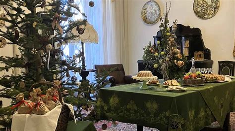 Záber na vianočne vyzdobený interiér v provensálskom štýle s jemnými kvetinovými prvkami a pastelovými dekoráciami