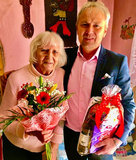 Fotografia šťastnej babičky s rodinou pri príležitosti jej jubilea