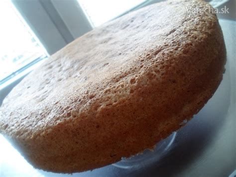 Schéma vrstvenia dvojposchodovej torty: spodný orechový korpus s krémom, horný svetlý korpus s malinami