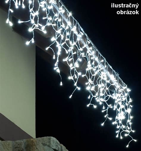 Infolgrafika zobrazujúca rôzne typy vianočného osvetlenia na dome: svetelné cencúle pod strechou, svetelný had na kontúrach a osvetlené stromy v záhrade.