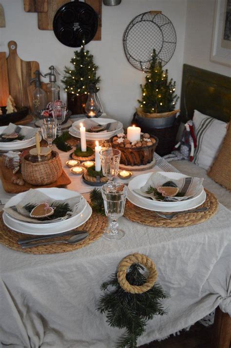 Štedrovečerný stôl s tradičnými slovenskými jedlami a symbolmi