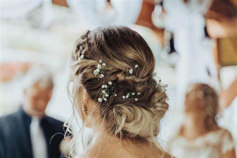 inšpirácia pre svadobný účes na krátke vlasy s ozdobnou sponkou