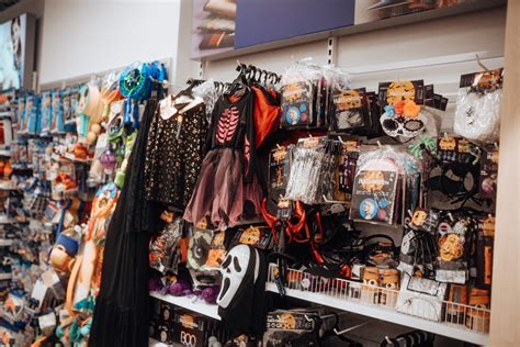 Moderné halloweenske kostýmy v uliciach