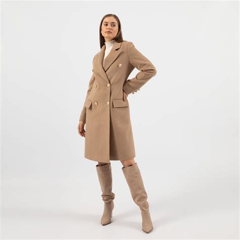 Ilustrácia novomanželov sediacich chrbtom k sebe s topánkami v rukách