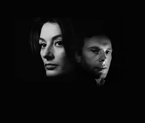 Fotografia: žena v trblietavom topu a elegantných nohaviciach