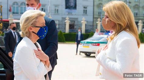Ilustračné foto - promočná čiapka, diplom a prekrížené ruky na hrudi