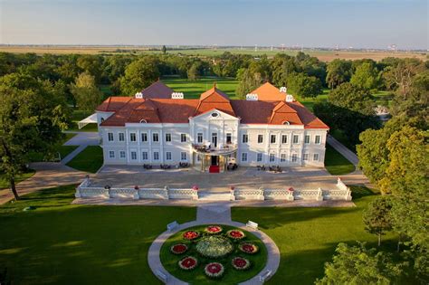 Tematické foto Art Hotela Kaštieľ v Tomášove s novomanželmi v parku