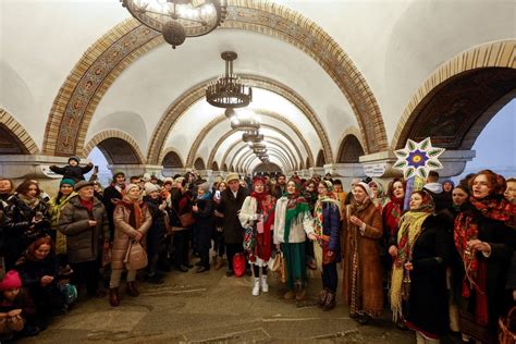 Zasnežené ulice Moskvy s vianočnou výzdobou a ľuďmi v zimnom oblečení