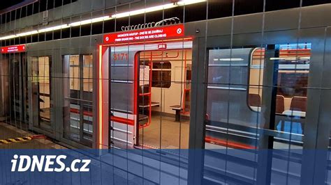 Detail interiéru stanice moskovského metra s bohatou výzdobou