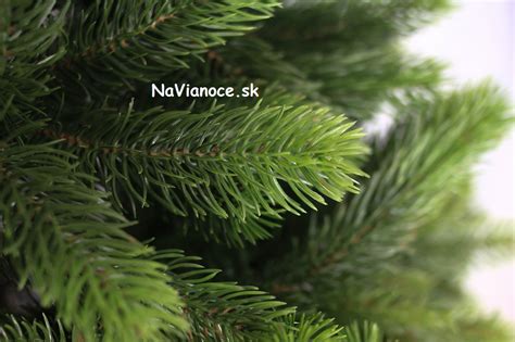 Porovnanie 2D a 3D ihličia na umelých vianočných stromčekoch