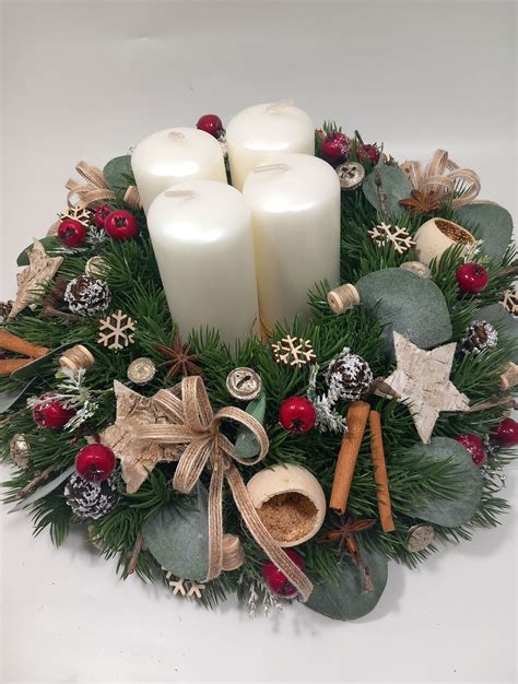 hotový adventný veniec ozdobený prírodnými materiálmi a sviečkami