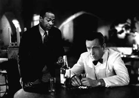 Humphrey Bogart v ikonickej póze z filmu Casablanca