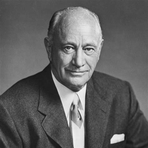 Conrad Hilton pred jedným zo svojich hotelov