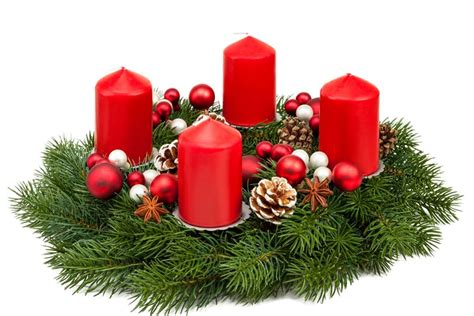 ilustrácia hotového adventného venca s horiacimi sviečkami