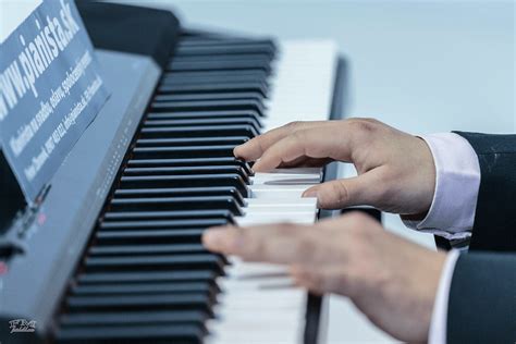 Svadobný pianista hrá na klavíri na svadobnom obrade