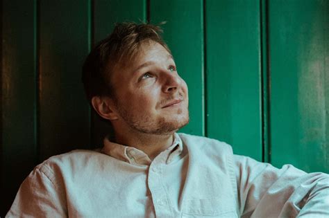 Hostia blahoželajú mladomanželom pri decentnej hudbe