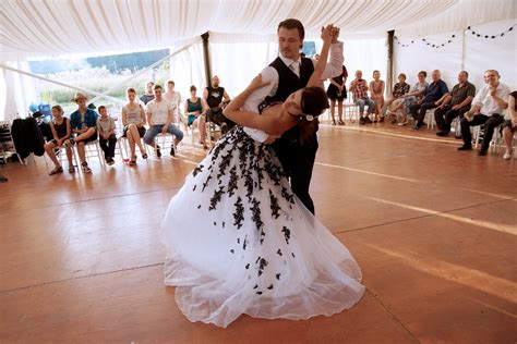 Mladomanželia tancujú prvý tanec na svadbe