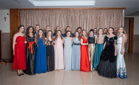 Tematické foto zelenej stužky a maturantských šiat