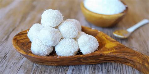 Zdravé vianočné proteínové guľôčky v kokose