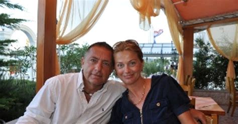 Ilustrácia s maľovanými kraslicami a veľkonočným korbáčom