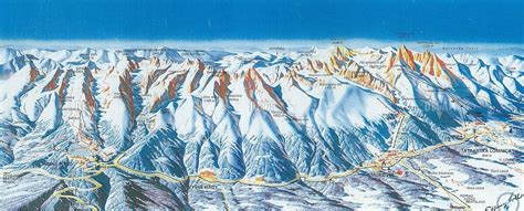 Panoramatická fotografia Vysokých Tatier s lyžiarmi a hotelom v popredí