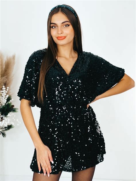 Šaty s elegantnými rukávmi a flitrovaný outfit