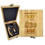 Ilustračná fotografia drevených darčekov ako sú hodiny, sady na víno alebo misy.