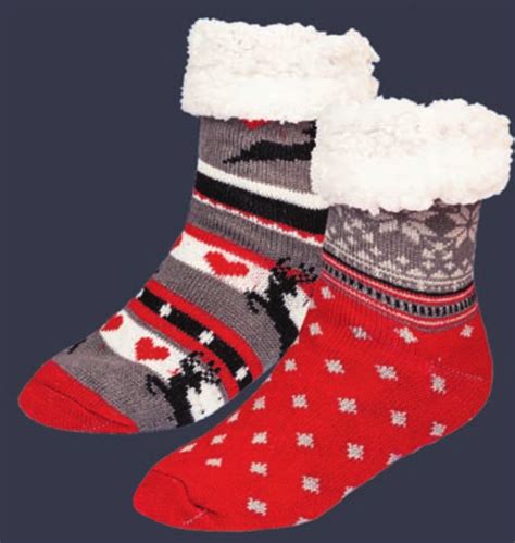 Fotografia páru, kde muž dostáva nahrievací vankúšik alebo teplé ponožky.