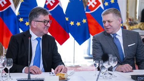 Tematické foto: snúbenci na úrade s dokumentmi