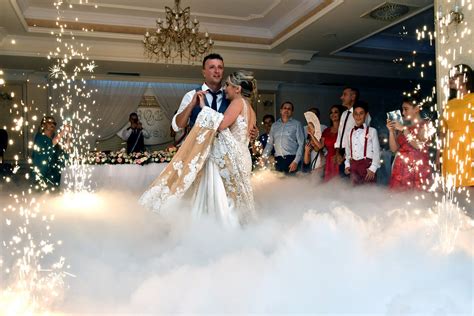Tematické foto: interiér kostola pri svadbe
