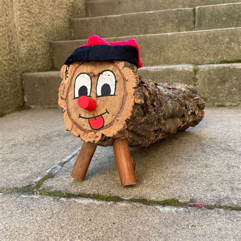 ilustrácia vianočného polienka Tió de Nadal